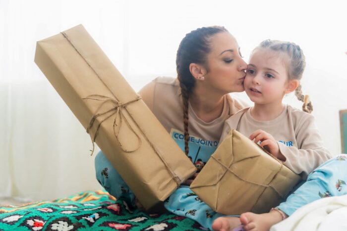 Mamma e figlia con i regali