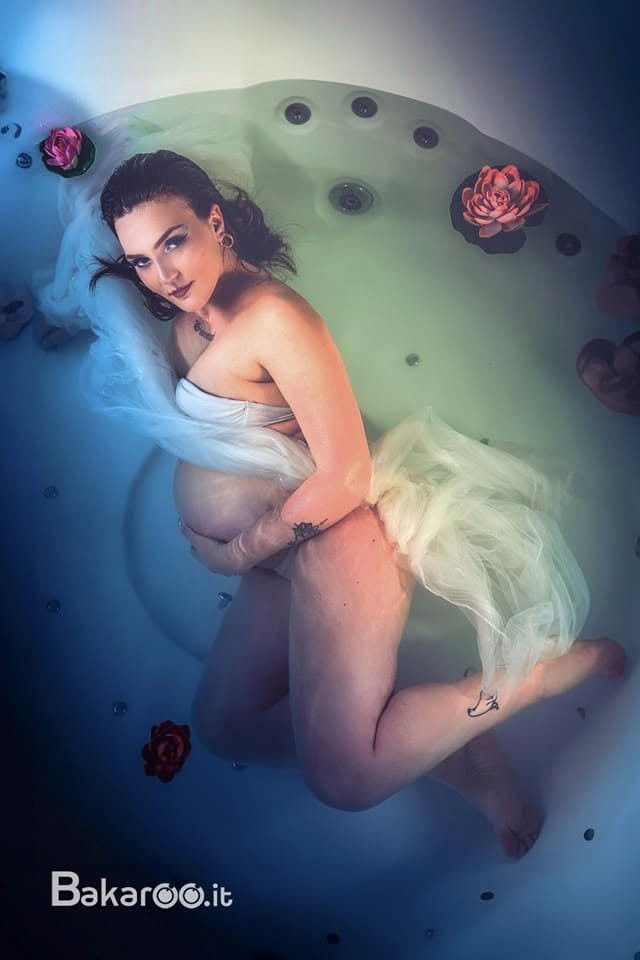 Foto maternity nella vasca